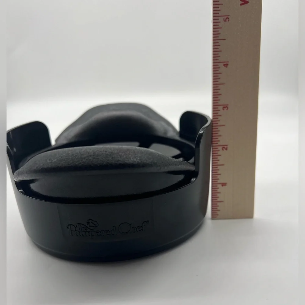 Pampered Chef vegetable cutter with 6 serrated blades NWOB